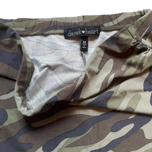Camo derek heart romper close up